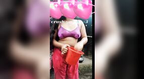 Desi College Girl在热气腾腾的浴室视频中炫耀她那令人惊叹的身体和乳房 2 敏 20 sec