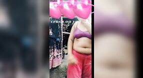 Gadis kuliah Desi flaunts awak nggumunke lan dodo ing video adus akeh uwabe 3 min 20 sec