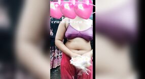 Desi College Girl在热气腾腾的浴室视频中炫耀她那令人惊叹的身体和乳房 3 敏 50 sec