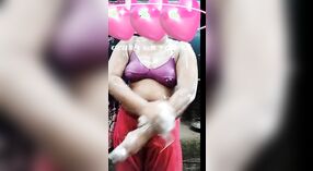 Desi College Girl在热气腾腾的浴室视频中炫耀她那令人惊叹的身体和乳房 4 敏 20 sec