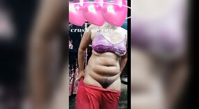 Desi College Girl在热气腾腾的浴室视频中炫耀她那令人惊叹的身体和乳房 5 敏 20 sec
