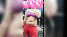 Desi College Girl在热气腾腾的浴室视频中炫耀她那令人惊叹的身体和乳房 5 敏 50 sec