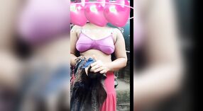 Desi College Girl在热气腾腾的浴室视频中炫耀她那令人惊叹的身体和乳房 0 敏 50 sec