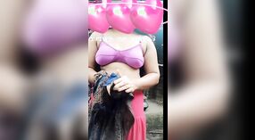 Desi chica de colegio hace alarde de su impresionante cuerpo y los pechos en un baño de vapor de vídeo 0 mín. 50 sec