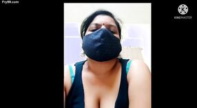 Страстный видеозвонок тетушки Маратхи со своим парнем 0 минута 0 сек