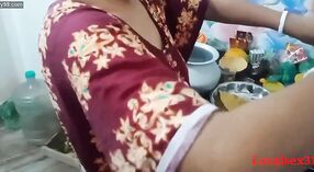 Desi Bhabi和她的丈夫从事热情的厨房性爱 2 敏 00 sec