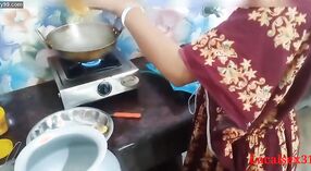 Desi bhabi i jej mąż angażują się w namiętny seks w kuchni 2 / min 50 sec