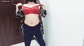 Pakistanische MILF-Frau gibt einen sinnlichen Striptease auf einer privaten Eid-Party im Hotelzimmer 0 min 0 s
