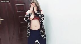 Pakistańska żona mamuśki daje zmysłowy striptiz na prywatnej imprezie Eid w pokoju hotelowym 1 / min 00 sec
