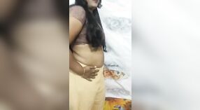 Bhabhi nduduhaké akèh bandhané ing tampilan sing nggodha 1 min 20 sec