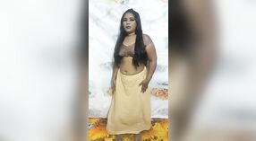 Bhabhi hace alarde de sus amplios activos en una exhibición seductora 1 mín. 50 sec