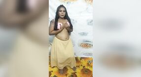 Bhabhi exhibe ses atouts amples dans une démonstration séduisante 2 minute 50 sec