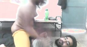 Соседка Бхабхи по комнате и ее молодой парень занимаются страстным сексом втроем 4 минута 40 сек