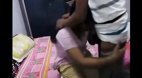Desi girl le da a su amante una mamada sensual mientras practican sexo apasionado en el dormitorio 4 mín. 20 sec