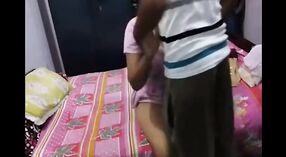 Desi menina dá seu amante um boquete sensual, enquanto eles se envolver em sexo apaixonado no quarto 0 minuto 40 SEC