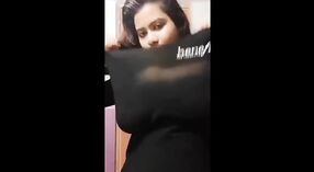 用这个BHBHI视频做好准备进行一些热门的Desi女孩动作 0 敏 40 sec