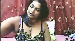 Nasya Bhabhi的Stamy网络摄像头秀 3 敏 10 sec