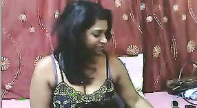 Nasya Bhabhi的Stamy网络摄像头秀 4 敏 00 sec