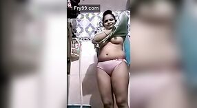 Desi menina de escritório com Peitos grandes goza de algum tempo sozinho 1 minuto 00 SEC