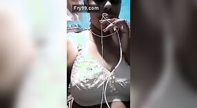 Desi chica de oficina con grandes tetas disfruta de un tiempo a solas 5 mín. 00 sec