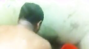 Bhabhis rücksichtslose Badezeit mit einem unterwürfigen partner 2 min 30 s