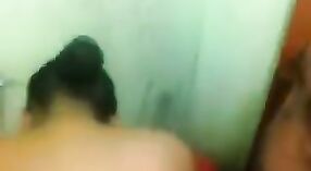 Bhabhis rücksichtslose Badezeit mit einem unterwürfigen partner 1 min 00 s