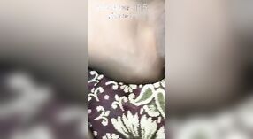 Istri desi menutupi wajahnya dengan air mani setelah seks anal yang intens 1 min 20 sec