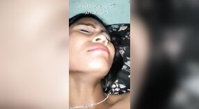 Desi vrouw krijgt haar gezicht bedekt met sperma na intense anale seks 3 min 00 sec