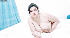 性感的巴基斯坦女孩与好莱坞名人的裸体Modjra视频中的大胸部 2 敏 00 sec