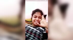 セクシーなインドの女の子と彼女のボーイフレンドとのビデオ通話ロマンス 1 分 20 秒