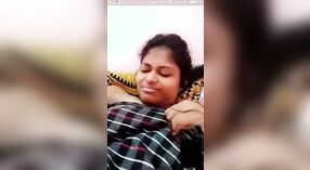 セクシーなインドの女の子と彼女のボーイフレンドとのビデオ通話ロマンス 1 分 50 秒