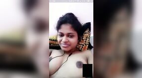 セクシーなインドの女の子と彼女のボーイフレンドとのビデオ通話ロマンス 3 分 50 秒