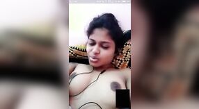 화상 통화 로맨스와 섹시한 인도 소녀와 그녀의 여자 친구 4 최소 20 초