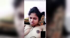 セクシーなインドの女の子と彼女のボーイフレンドとのビデオ通話ロマンス 4 分 50 秒