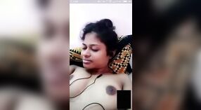 Videoanruf-Romantik mit einem sexy indischen Mädchen und ihrem Freund 5 min 20 s