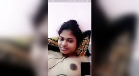 화상 통화 로맨스와 섹시한 인도 소녀와 그녀의 여자 친구 6 최소 20 초