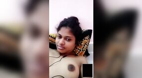 Videoanruf-Romantik mit einem sexy indischen Mädchen und ihrem Freund 7 min 20 s