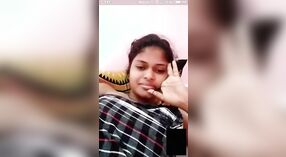 セクシーなインドの女の子と彼女のボーイフレンドとのビデオ通話ロマンス 0 分 0 秒