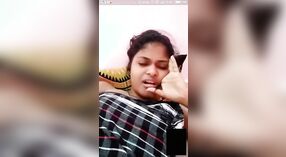 Videoanruf-Romantik mit einem sexy indischen Mädchen und ihrem Freund 0 min 50 s