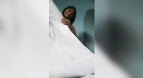 پیاری بنگلہ کالج کی لڑکی سٹرپس اور خوشیوں میں خود ایک باپ سے بھرا ویڈیو 4 کم از کم 20 سیکنڈ