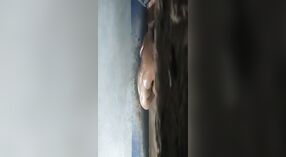 Un Bhabhi desnudo es capturado en un momento sensual 2 mín. 20 sec