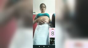 Wanita dewasa memamerkan asetnya kepada kekasihnya di video VKontakte 0 min 30 sec