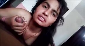 Kecantikan India remaja memberikan blowjob sensual 1 min 20 sec