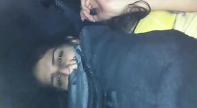La chica punjabi Navdeep Dillon es follada por su apretado coño por un chico en un video con condón 0 mín. 30 sec