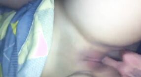 La chica punjabi Navdeep Dillon es follada por su apretado coño por un chico en un video con condón 0 mín. 40 sec