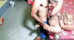 Desi electricista seduce bengalí bhabhi y tienen coño caliente follando en full HD 4 mín. 20 sec