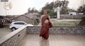 El sari rojo de Dolon es la manera perfecta de darle vida a su atuendo 0 mín. 0 sec