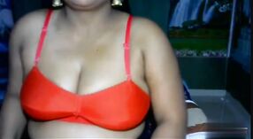 Tamil Roya grassa Sessione di massaggio a Stripchat Chat Show 3 min 00 sec