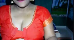 Tamil Roya grassa Sessione di massaggio a Stripchat Chat Show 4 min 00 sec