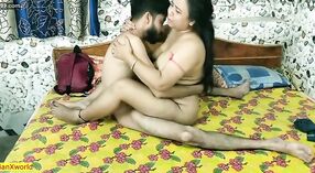 Индийская деревенская бхабхи раздевается и пачкается с мальчиком-подростком в горячем секс-видео 11 минута 00 сек